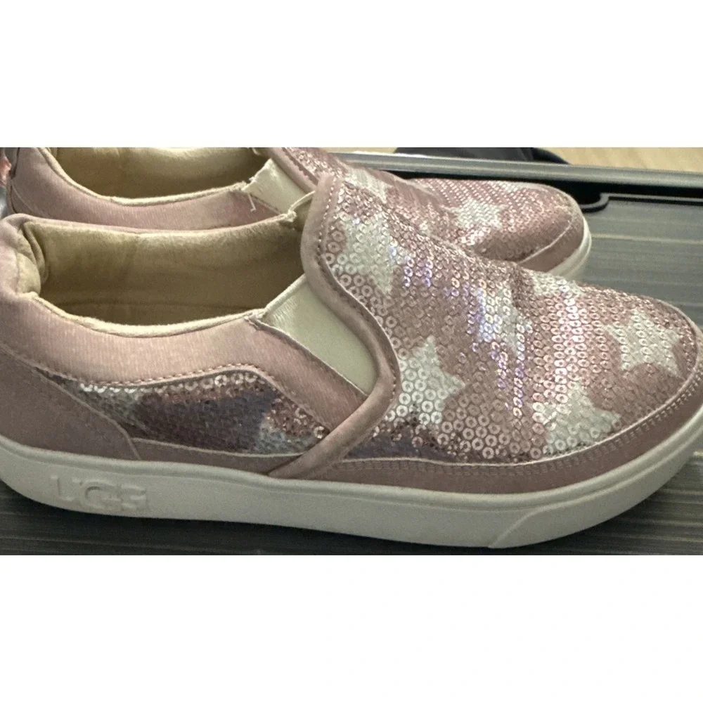 UGG Girls Youth 4 Caplan Sequin Stars Slip-On Sneaker‎ Loafer Pink Stars